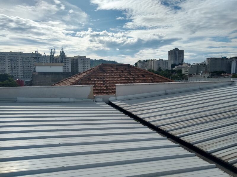 ISOTELHA TRAPEZOIDAL TÉRMICA SANDUÍCHE BR/FORRO NEVE – NÚCLEO EM PIR 30 MM